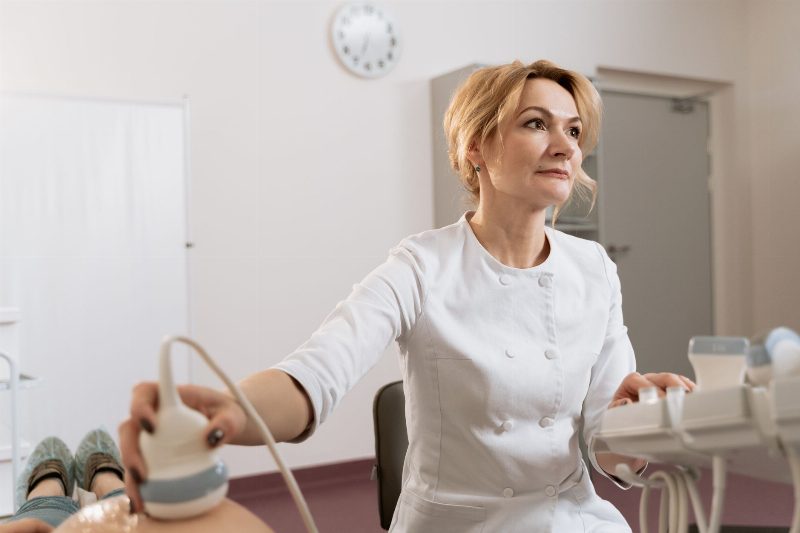 Adet düzensizliği ve kasık ağrısı: nedenler ve ne zaman doktora