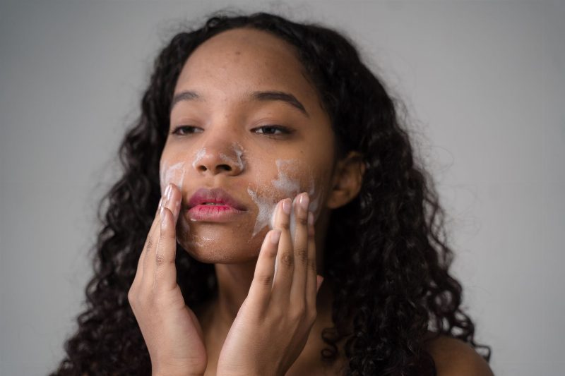 Kimyasal Peeling Nedir? Cilt Lekeleri ve İzleri İçin Ne Zaman Uygulanır?